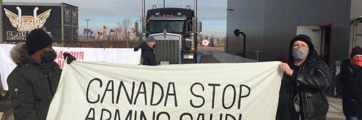 Canadians Against War on Yemen Block Shipment of Armoured Vehicles Headed to Saudi Arabia