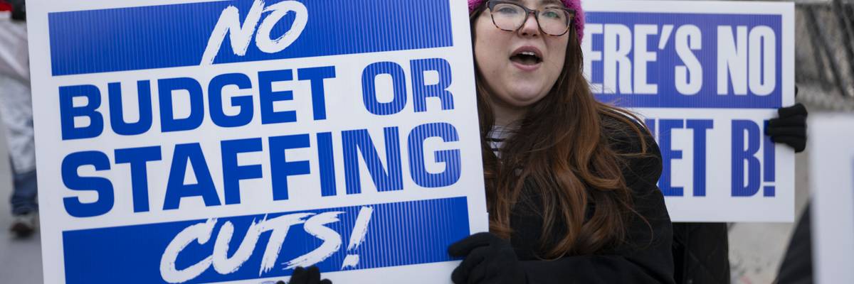 Unions Launch Legal Defense Project to 'Rise Up' Against Trump Attack on Federal Workers