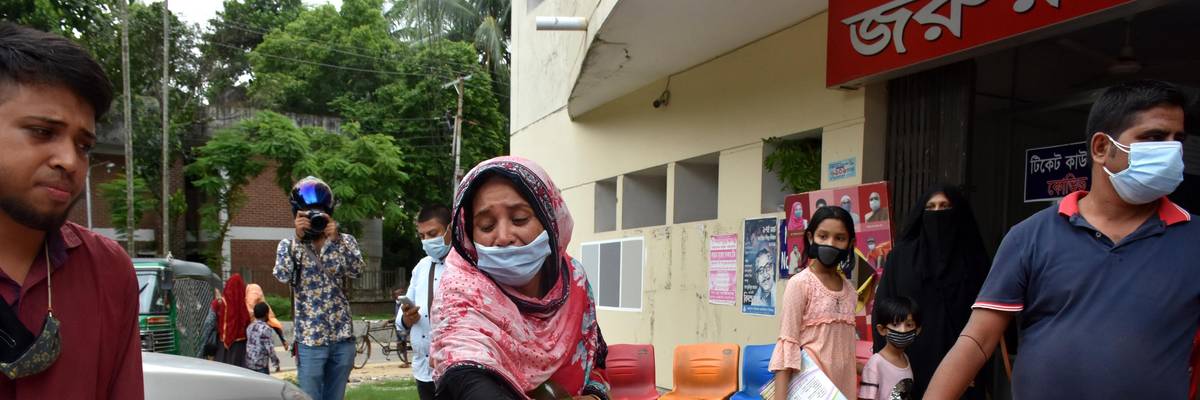 People in Bangladesh mourn a Covid-19 victim