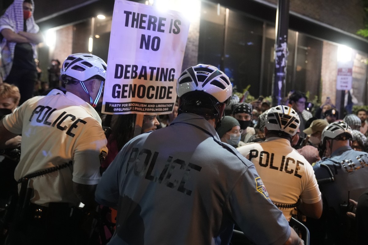 Police arrest pro-Palestine demonstrators outside debate.