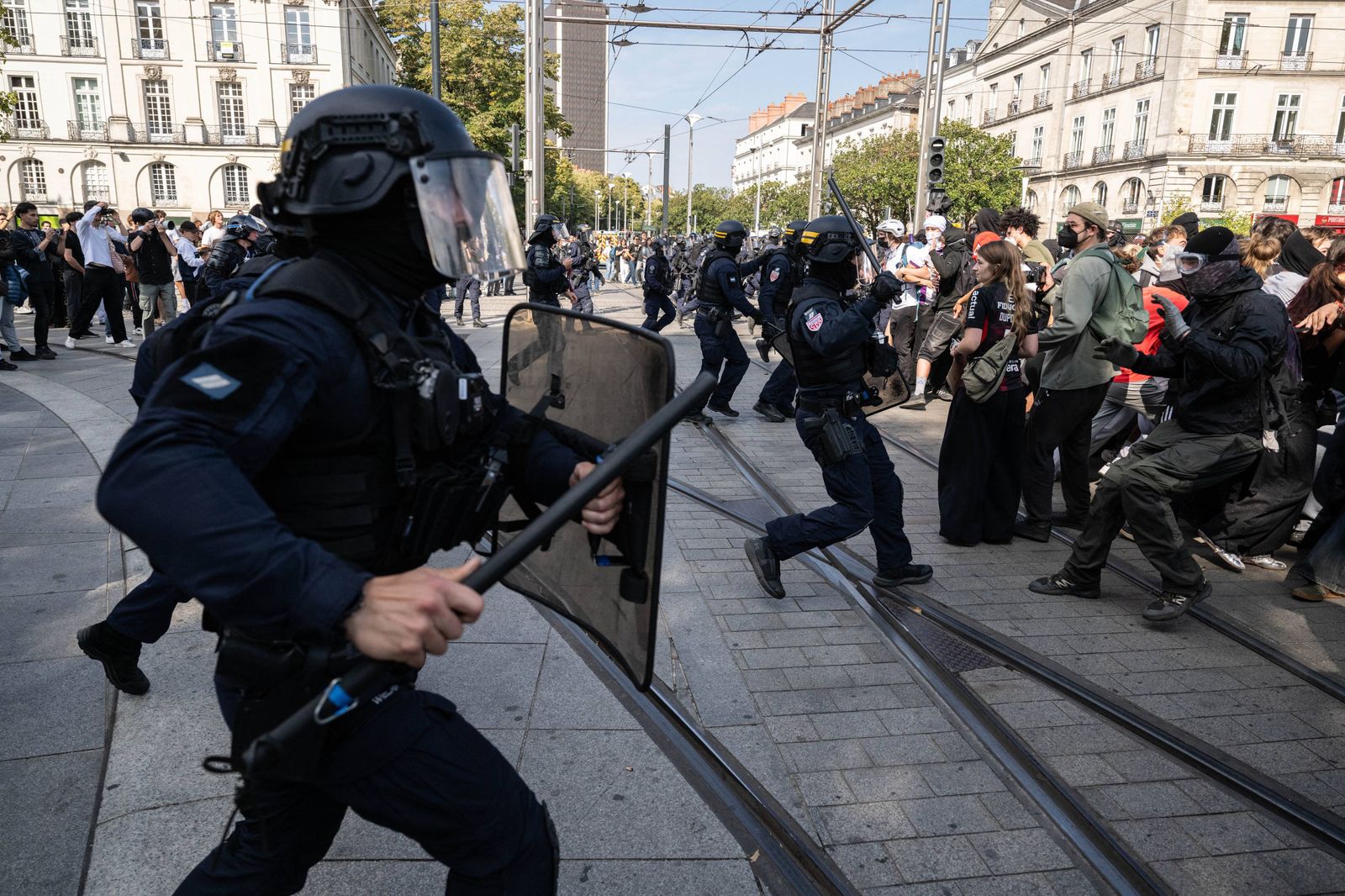 Police charge student protesters in Nantes, France
