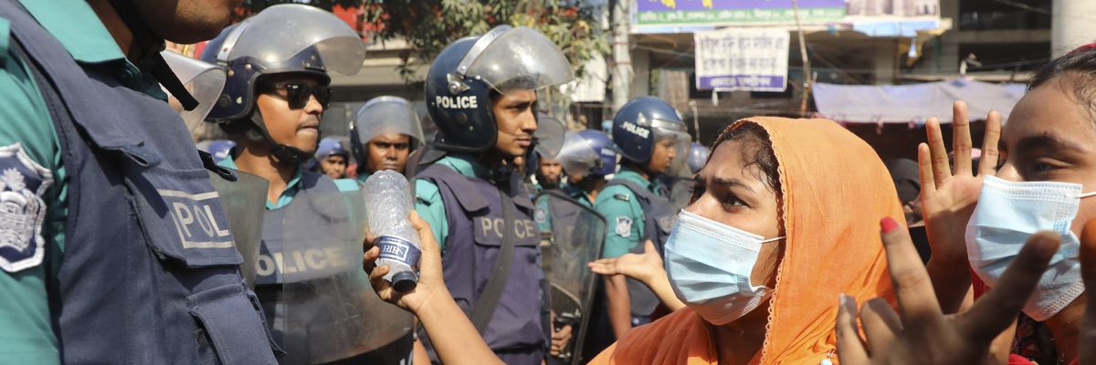 Police try to convince garment industry workers to leave the streets