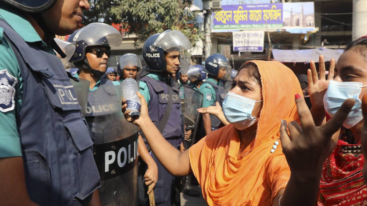 Police try to convince garment industry workers to leave the streets