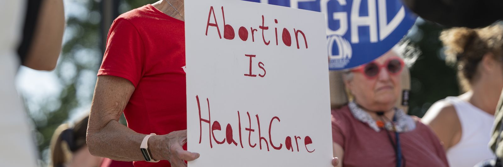 pro-abortion-and-anti-abortion-protester