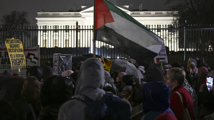 Pro-Palestine protesters in front of the White House 