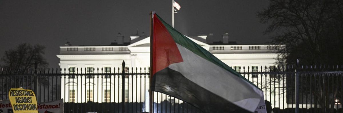 Pro-Palestine protesters in front of the White House 