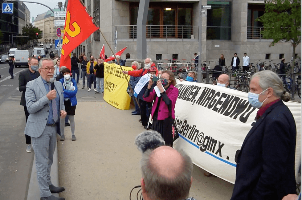 Protest at the Bundestag: (left to right) MP Dr. Karl-Heinz Brunner, SPD; Burkhard Zimmermann, SPD Berlin-Dahlem; Elsa Rassbach; MP Andrej Hunko, The Left Party. (Credit: Drohnen-Kampagne)