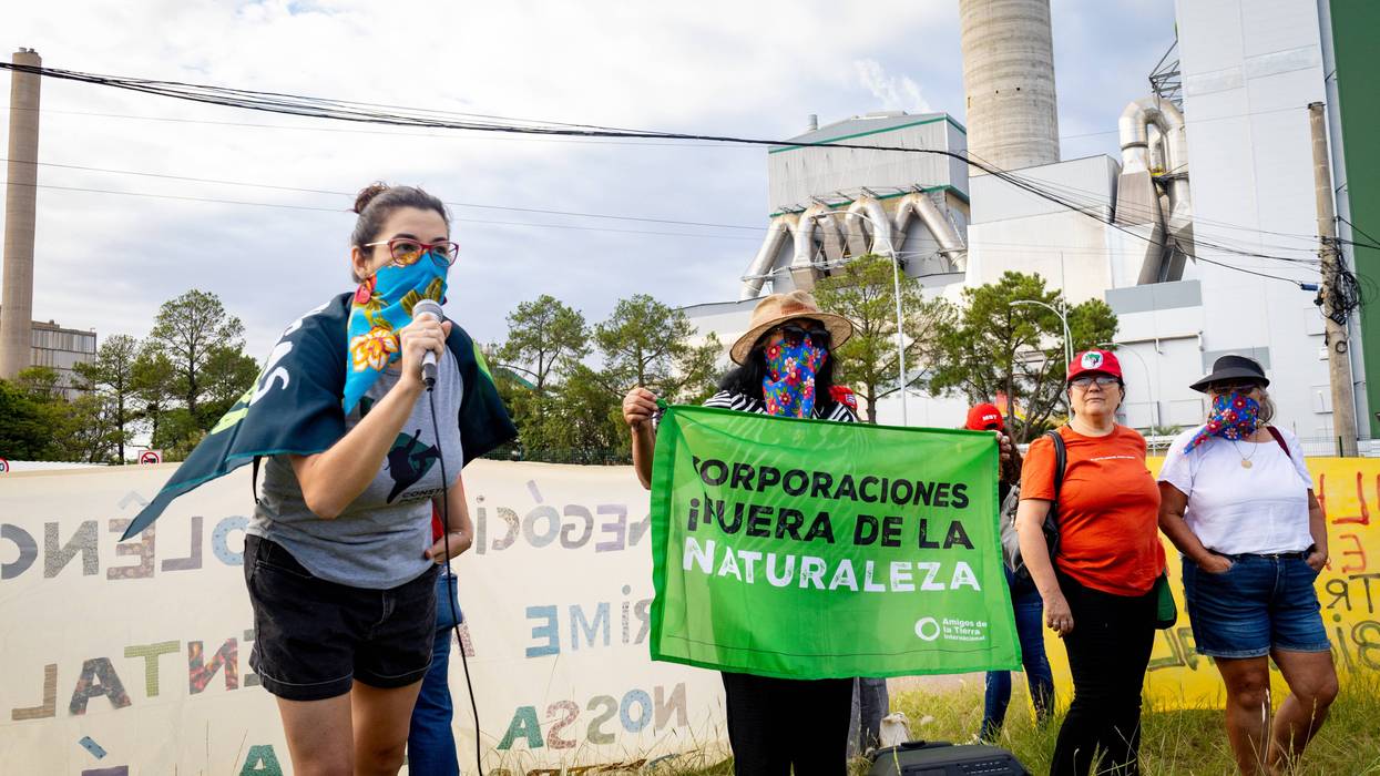Protest of Brasil pulp mill project.