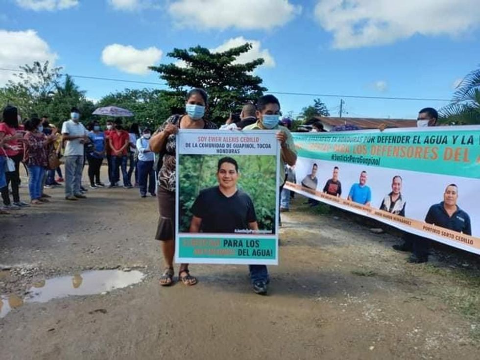 Protest outside Tocoa courthouse, Municipal Committee in Defense of the Public Commons of Tocoa.