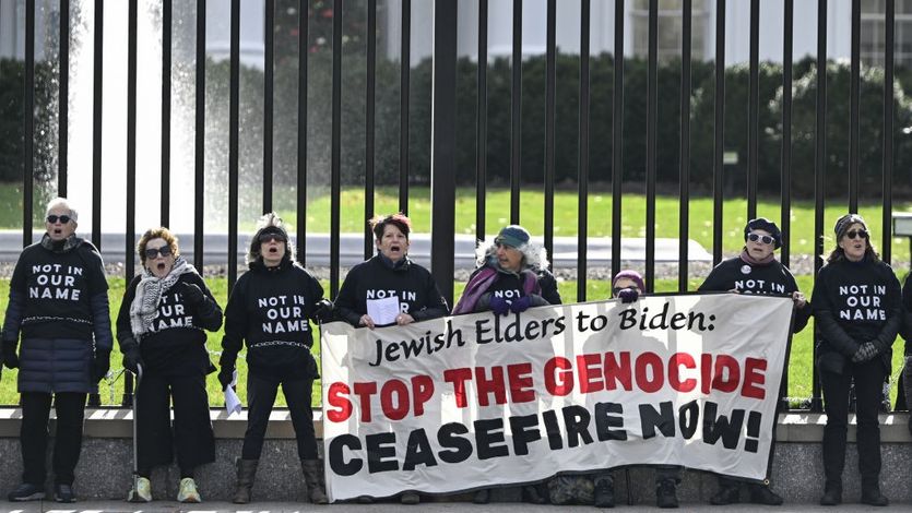 Protesters chain themselves to White House fence demanding Gaza cease-fire