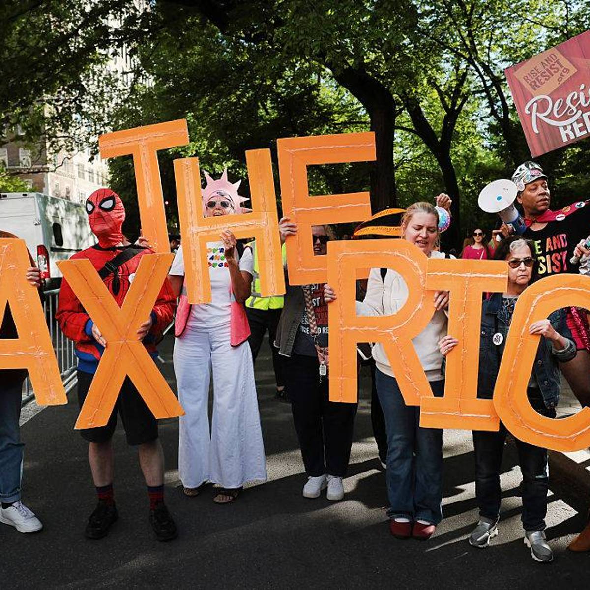 A Four-Word Response for Those Upset With Jeff Bezos for Any Number of Reasons: 'Tax the Damn Rich'