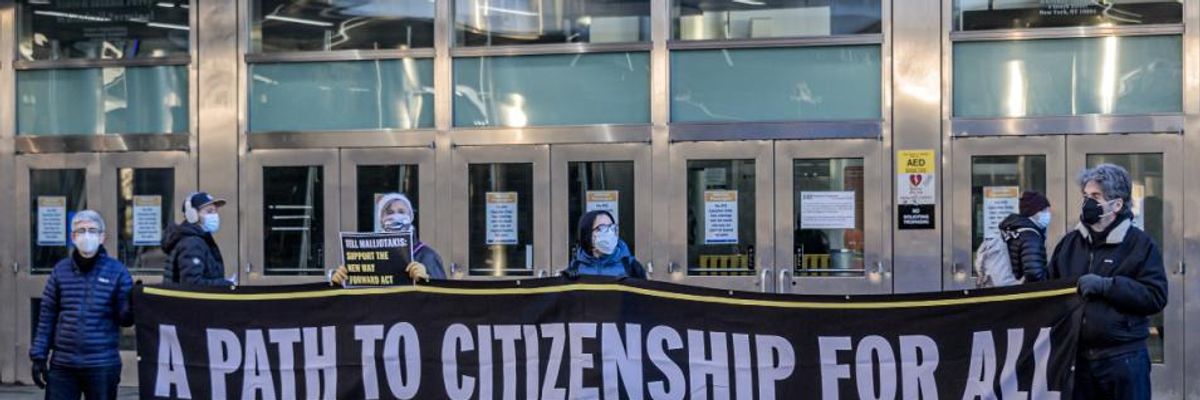 150 Former Aides, Surrogates Urge Sanders to Help Secure Citizenship Pathway for Undocumented Immigrants