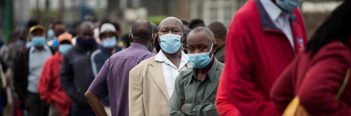 Queue of people at 7 in the morning waiting to receive the vaccine during the Phase 1 of the Covid-19 vaccination program.