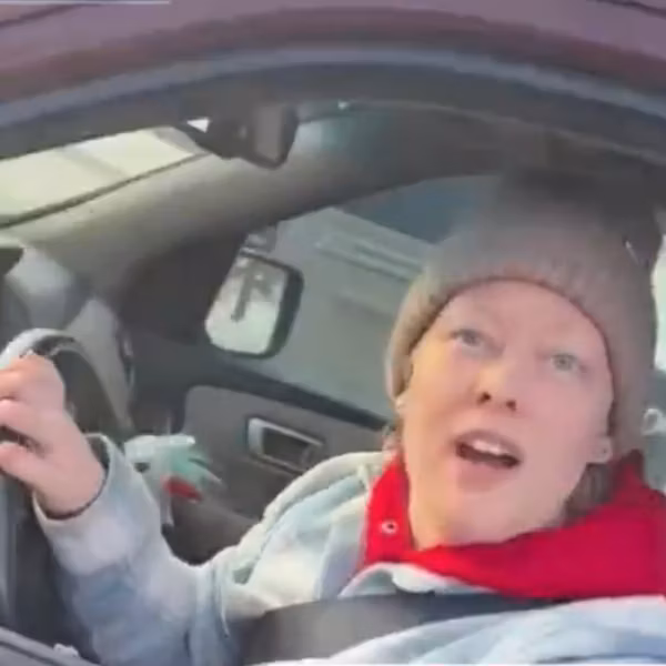 Se publican imágenes del teléfono del agente de ICE que disparó y mató a Renee Good