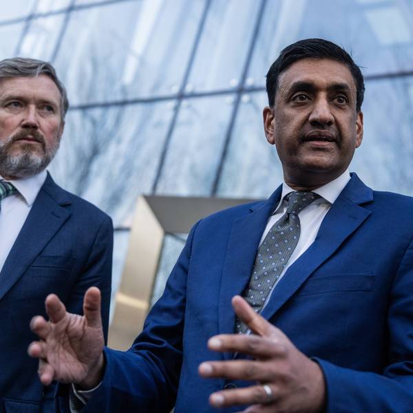 Reps. Ro Khanna (D-Calif.) and Thomas Massie (R-Ky.)
