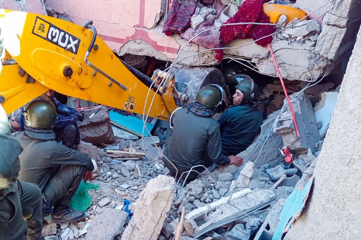 மொராக்கோ நிலநடுக்கம்: 800-க்கும் அதிகமானோர் உயிரிழப்பு Rescue-workers-in-morocco-searching-for-earthquake-survivors