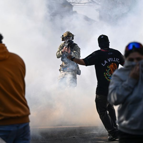 'Terrifying Escalation' as Trump's Federal Troops Bring War-Like Scenes and Chaos to Chicago