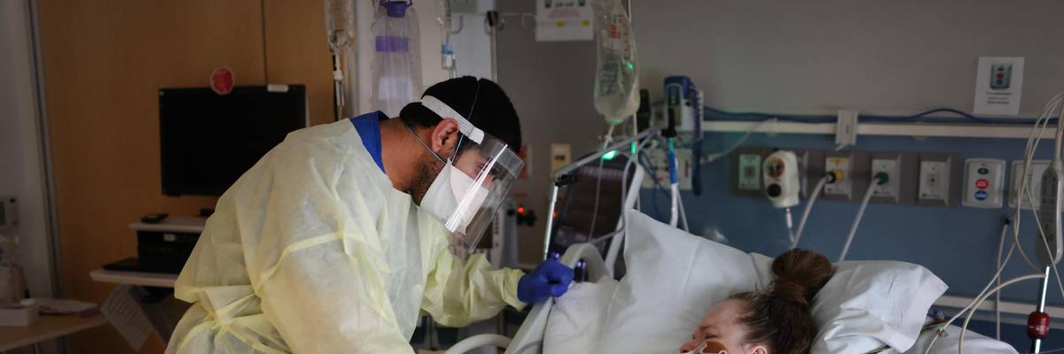Respiratory Therapist Adel Al Joaid treats Melissa Wartman, a Covid-19 patient, in the ICU at Rush University Medial Center on January 31, 2022 in Chicago. (Photo: Scott Olson/Getty Images)