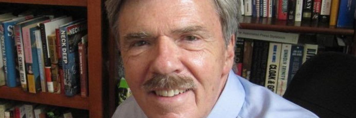 'One of the Best': Readers, Fellow Journalists Mourn Passing of Investigative Reporter Robert Parry