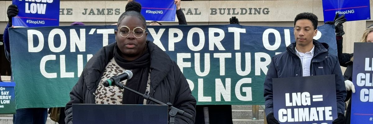 Roishetta Ozane speaks in front of the DOE.
