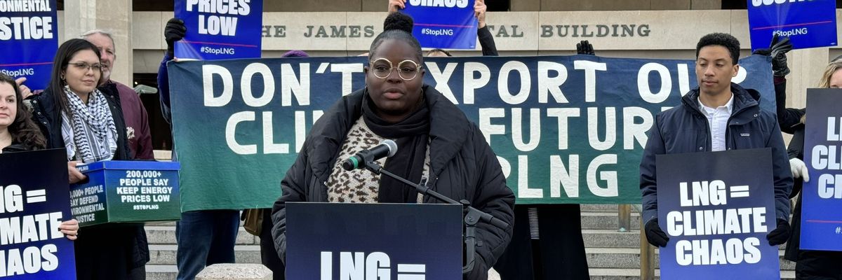 Roishetta Ozane speaks in front of the DOE.