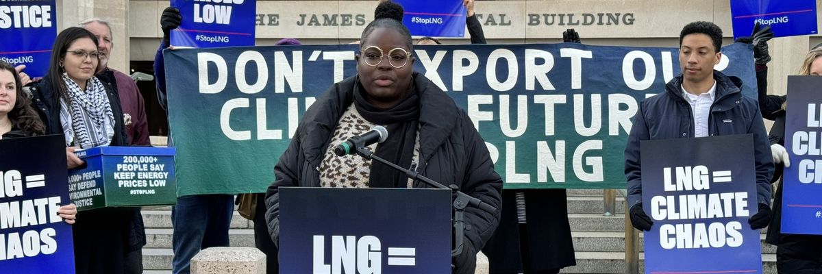 Roishetta Ozane speaks in front of the DOE.