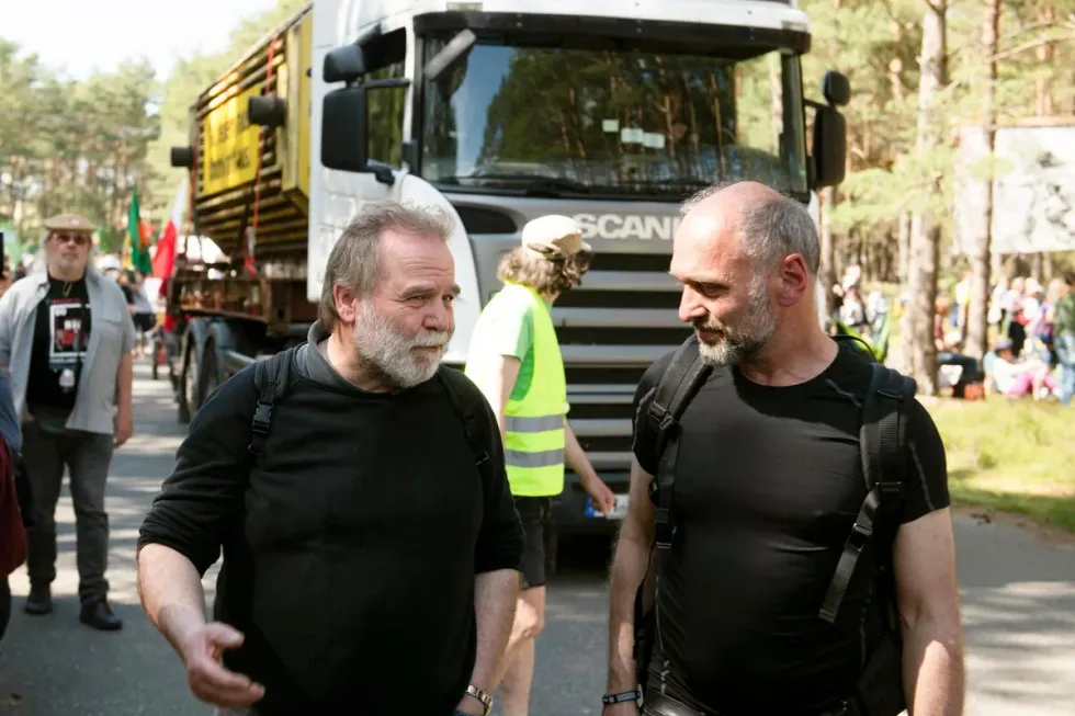 Roland Hipp (left) coverses with Greenpeace nuclear expert Heinz Smital in September 2020.