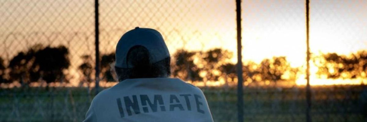 Slamming 'Corruption' That Has Allowed Rampant Abuse, Warren Releases Plan to Ban Private Prisons