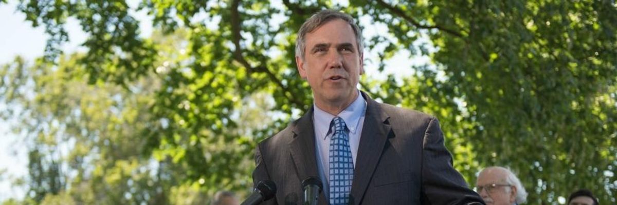 As Corker-Kaine AUMF Denounced as 'Recipe for Disaster,' Merkley Proposes Plan to Curb President's War Powers