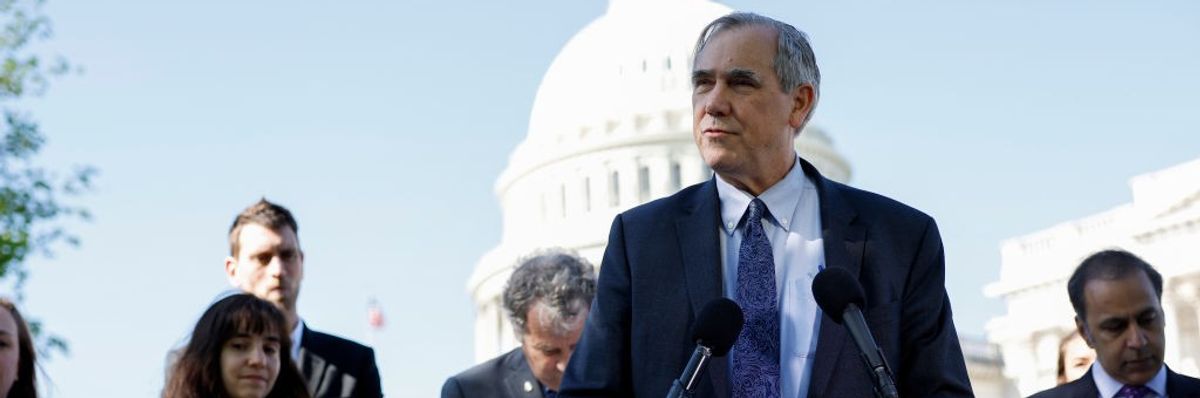 Bipartisan Group of Senators Announces Deal to Ban Stock Trading in Congress