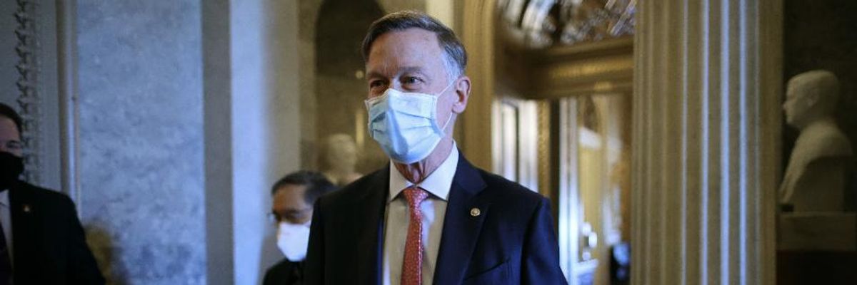 'Enough Is Enough': 8 Senate Dems Slammed for Going 'Hand-in-Hand With GOP' to Oppose Covid Relief for Undocumented Workers