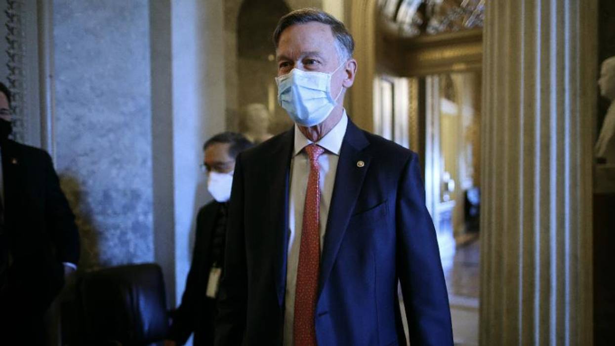 'Enough Is Enough': 8 Senate Dems Slammed for Going 'Hand-in-Hand With GOP' to Oppose Covid Relief for Undocumented Workers