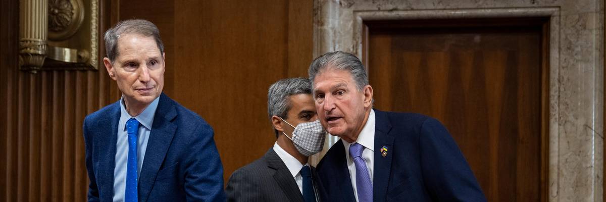 Sens. Ron Wyden and Joe Manchin at a hearing