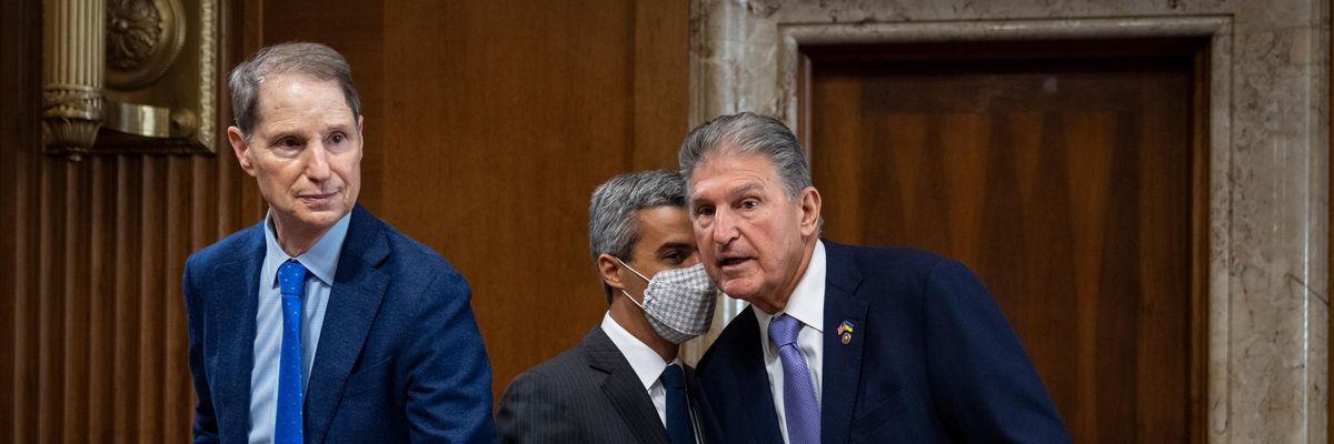 Sens. Ron Wyden and Joe Manchin at a hearing