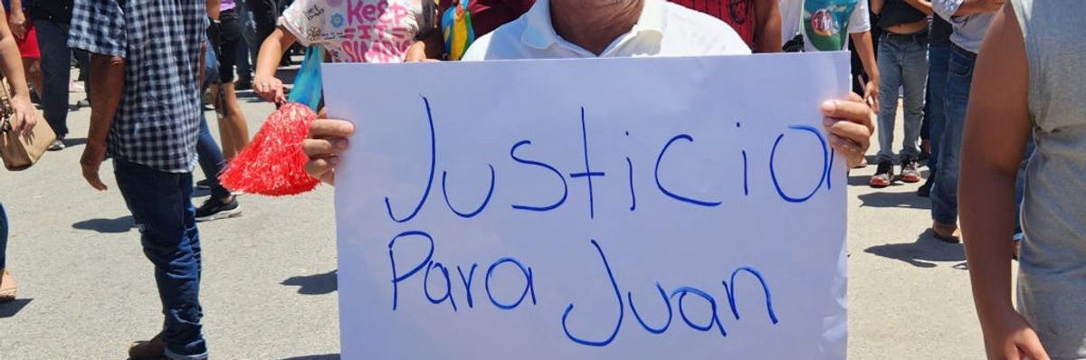 sign saying Justice for Juan" in Spanish
