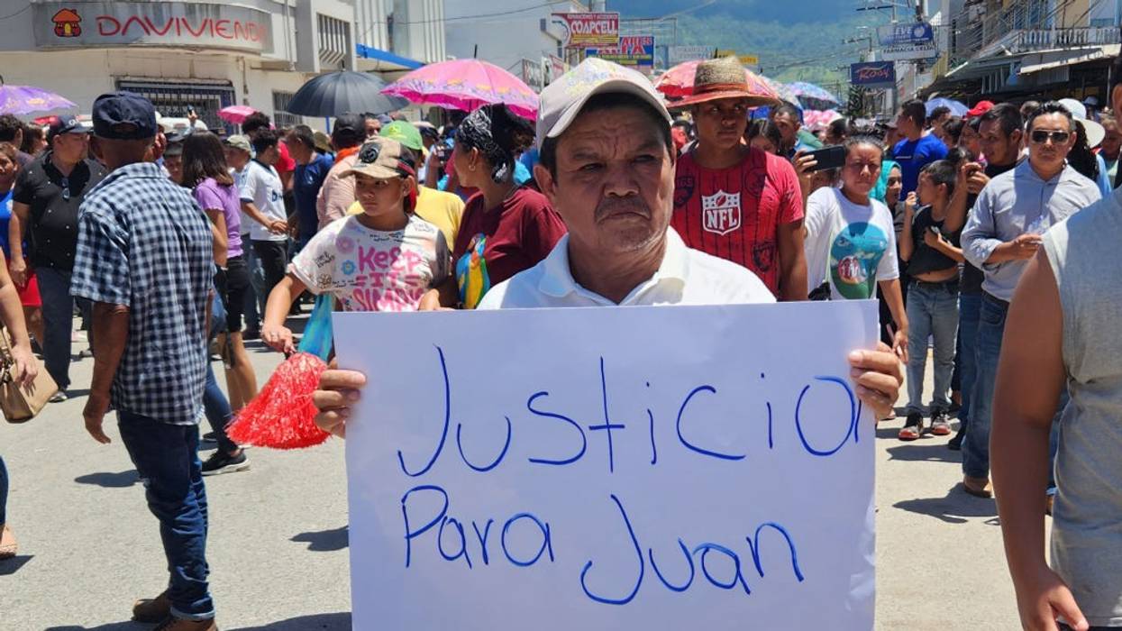 sign saying Justice for Juan" in Spanish