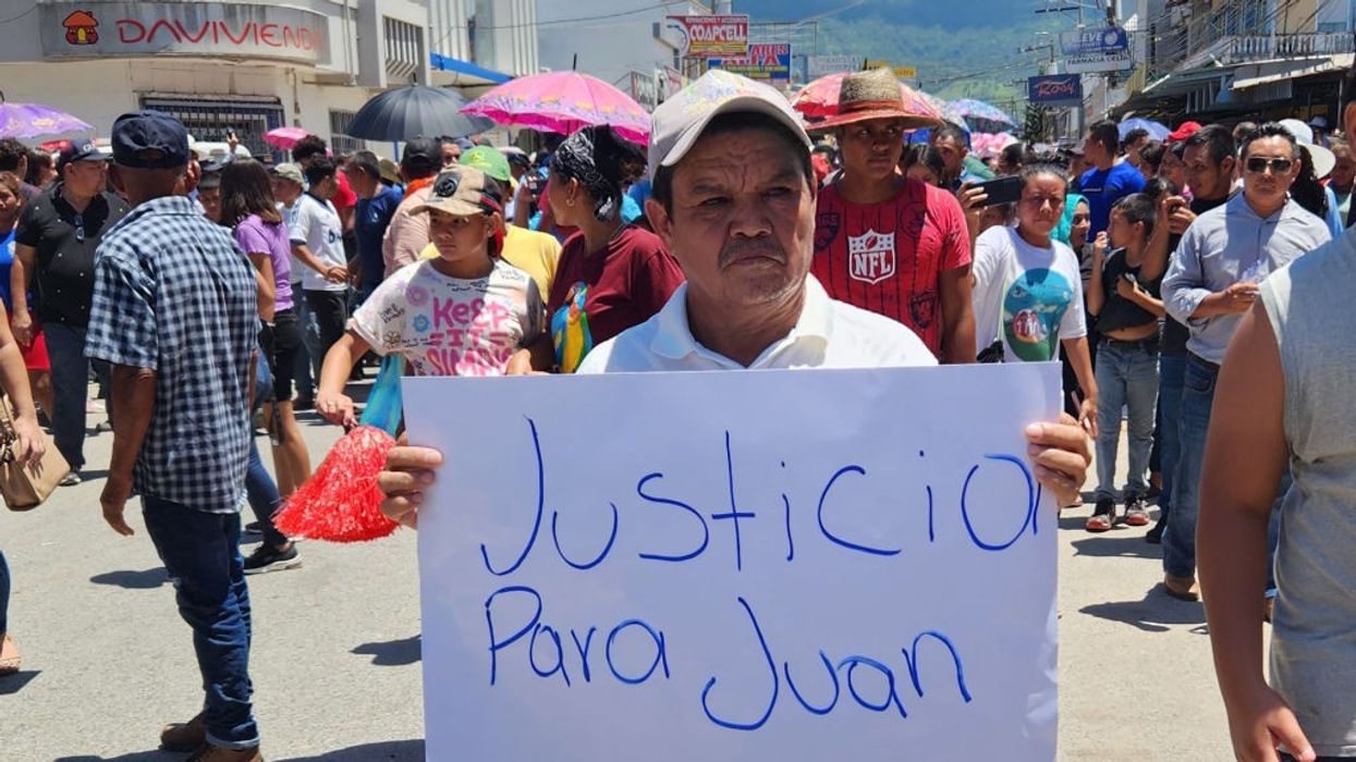 sign saying Justice for Juan" in Spanish