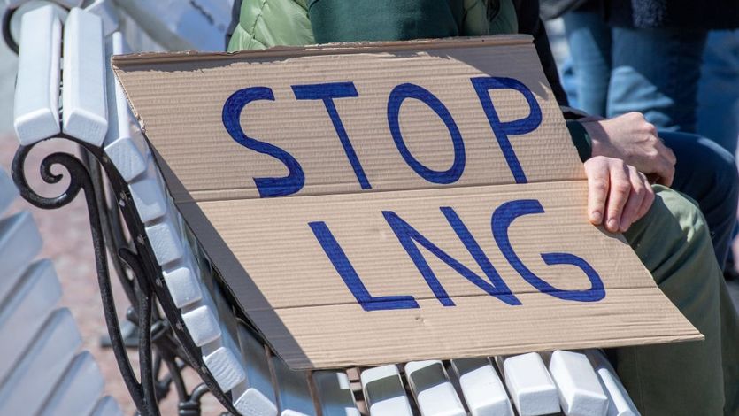 Sign says "Stop LNG"