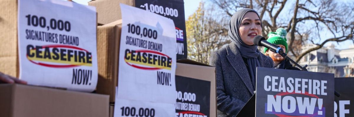 Signs and boxes outside White House say "Ceasefire Now!"