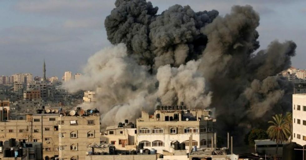 Smoke rises after an Israeli aircraft bombed a multi-story building in Gaza City August 9, 2018. (Photo: Mohammed Salem/Reuters)