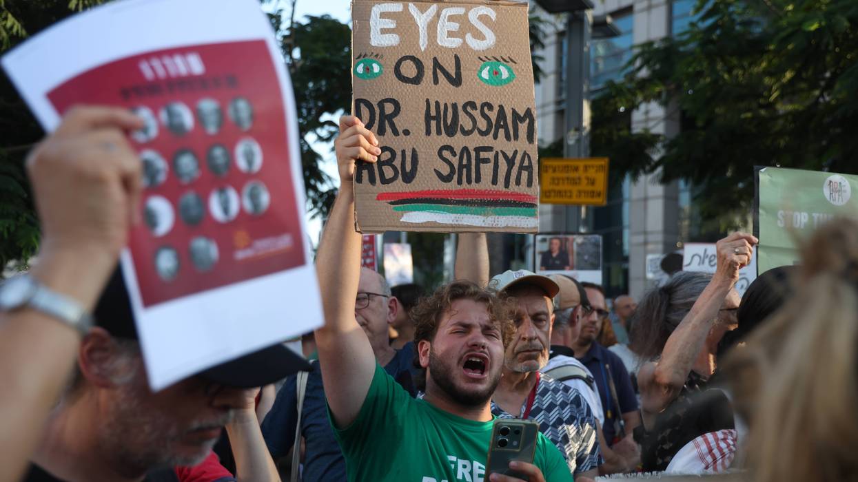 Solidarity rally in Tel Aviv for detained Palestinian doctor