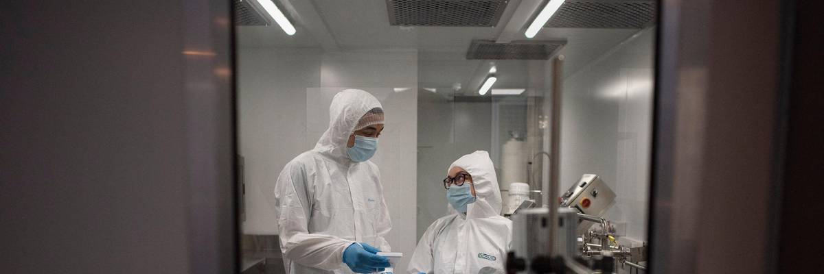 South African scientists work in a lab