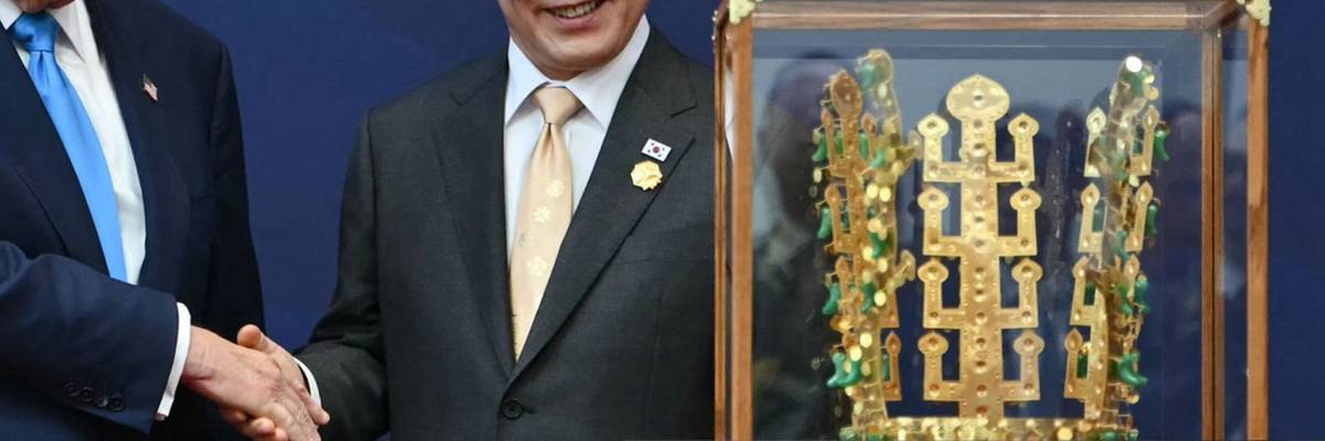 South Korea's Prime Minister buys off Trump with a crown