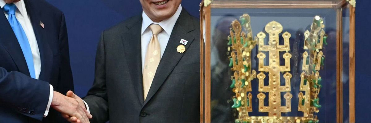 South Korea's Prime Minister buys off Trump with a crown