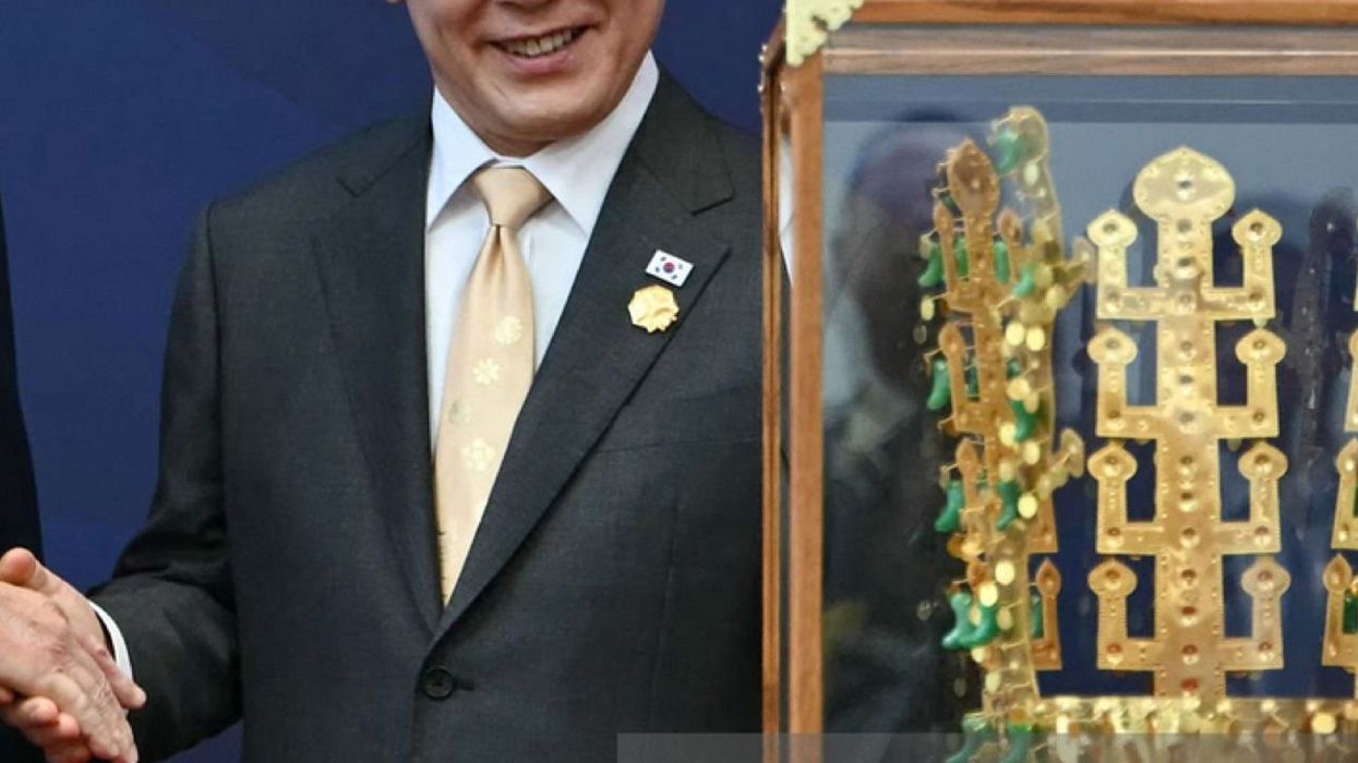 South Korea's Prime Minister buys off Trump with a crown