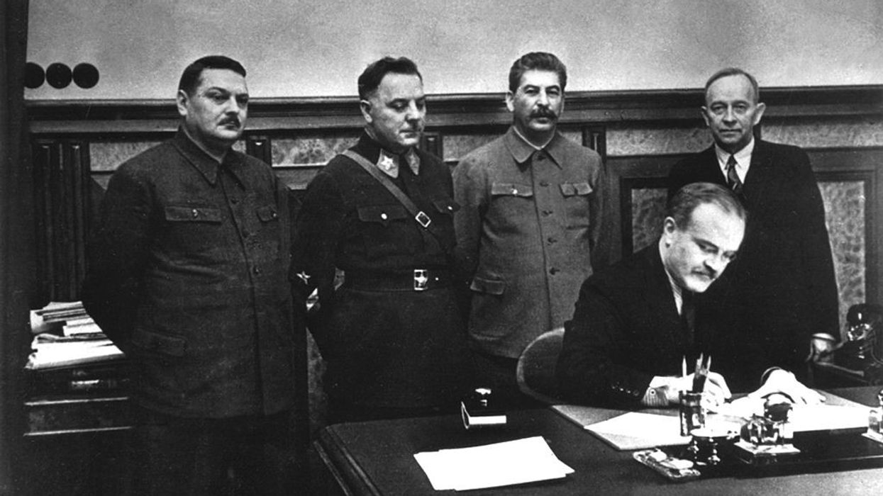 Soviet leaders, including Joseph Stalin, as the pact with Finland is signed in 1939