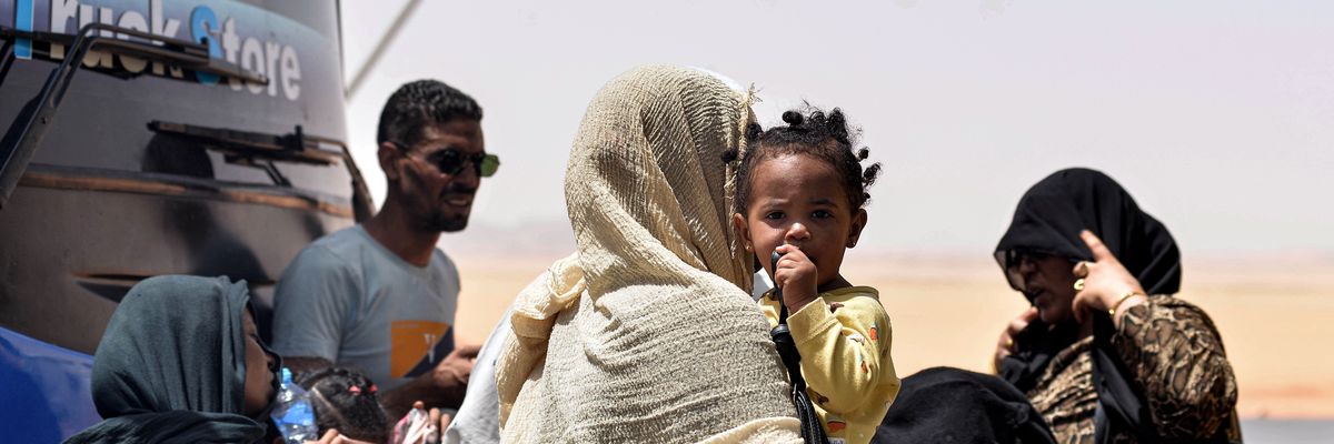 Sudanese refugees enter Egypt