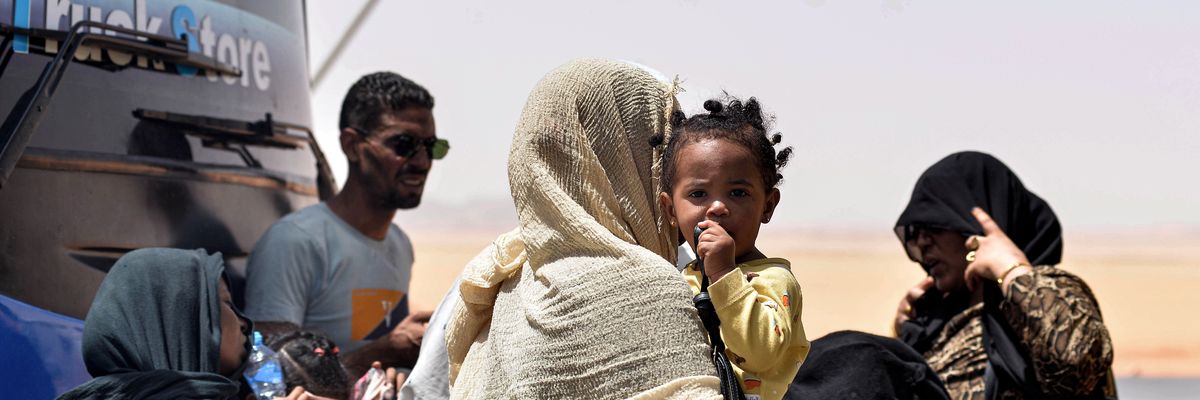 Sudanese refugees enter Egypt 
