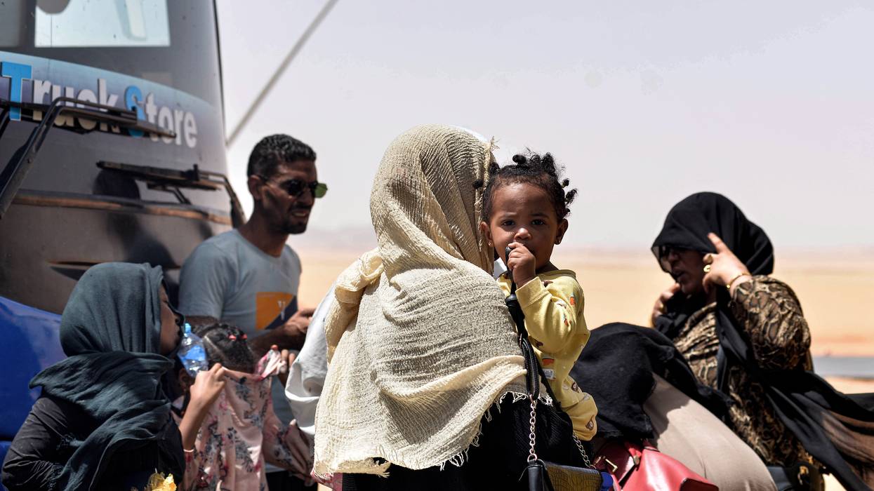 Sudanese refugees enter Egypt