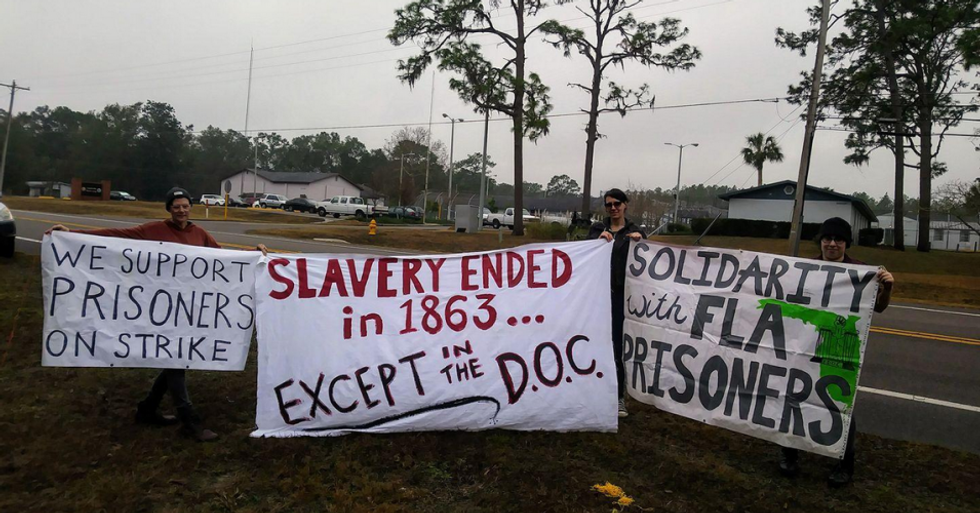 Supporters of Florida's prison strike in January. (Photo: @IWW_IWOC/Twitter)